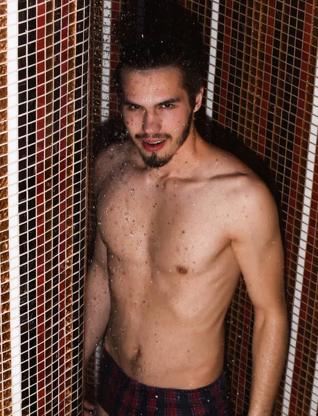 Schöner Mann wäscht sich in der Dusche — Stockfoto