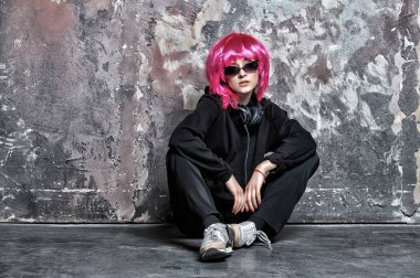 kulaklıklar ile pembe peruk DJ kız