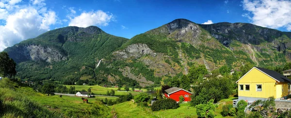 Pintoresco pueblo en las montañas de Noruega —  Fotos de Stock