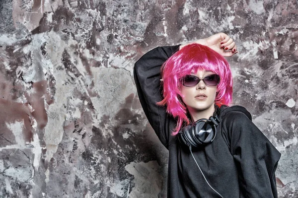 Dj menina em peruca rosa com fones de ouvido — Fotografia de Stock