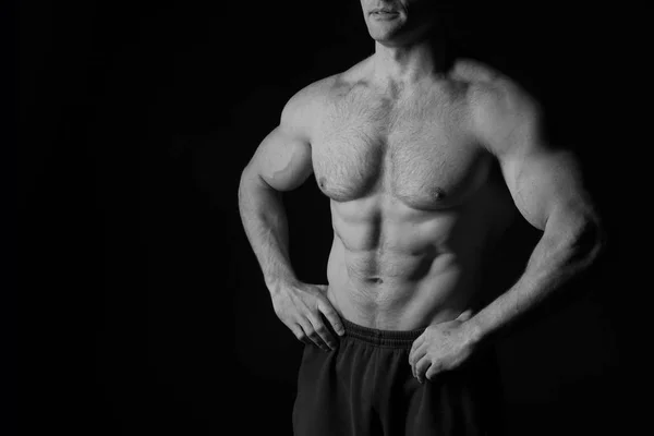 Sexy gespierde mannelijk torso met harige borst van man training — Stockfoto