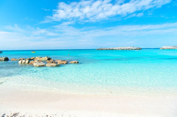 Agua de mar en la playa con cielo azul y barco amarillo — Foto de Stock