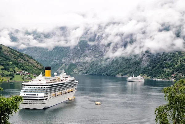 Nave da crociera nel fiordo, Norvegia — Foto Stock