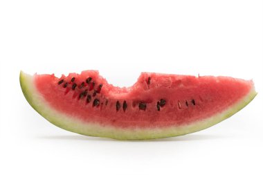 Kırmızı karpuz dilimi üzerinde beyaz izole kapalı ısırıldı