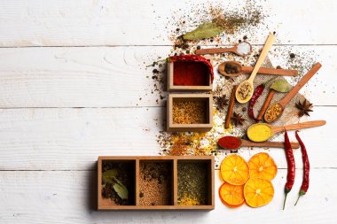 çeşitli aromatik baharat seti