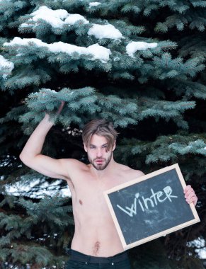 Kış blackboard açık olan yakışıklı kaslı adam