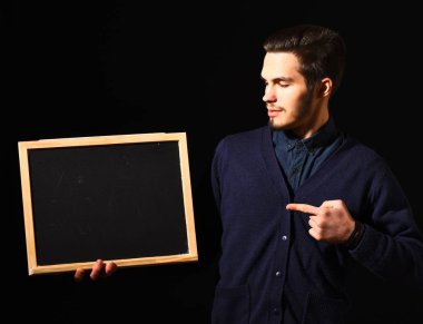 Gerçekten yakışıklı sakallı bir adam.