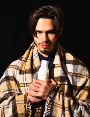 Ekoseli sakallı adam.