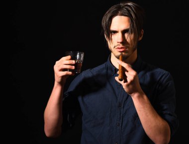 Viskili ciddi sakallı adam.