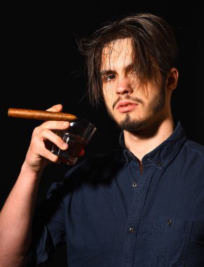 Viskili ciddi sakallı adam.