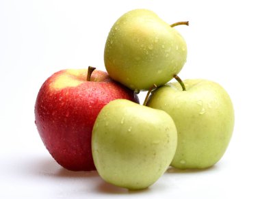 beyaz izole kırmızı ve yeşil elma meyve