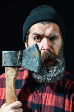 Zalim adam baltayla tıraş olur.