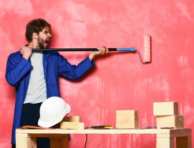 boya silindiri tutan adam bağırarak