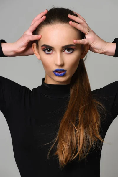 Söt flicka med blå läppar — Stockfoto