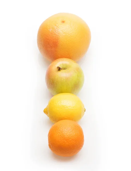 Апельсин, грейпфрут, лимон и яблоко фрукты изолированы на белом — стоковое фото
