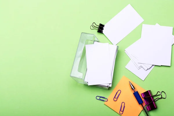 Papelería para la oficina: espacios en blanco, clips de papel, pluma, clips aglutinantes, pegatinas — Foto de Stock