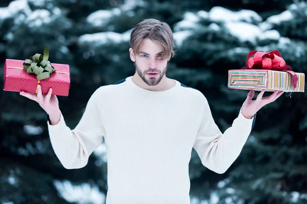Όμορφος άντρας με δώρο κουτί σε εξωτερικό χώρο το χειμώνα — Φωτογραφία Αρχείου