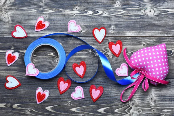 Cuore di feltro e nastro su legno come decorazione di San Valentino — Foto Stock