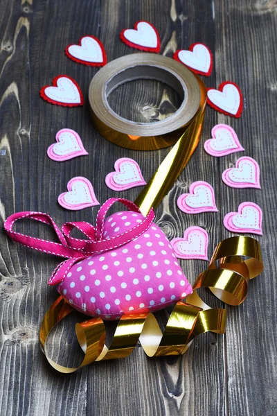 Cuore di feltro e nastro d'oro su legno come decorazione di San Valentino — Foto Stock