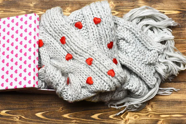 Coeur de Saint-Valentin rouge, boîte cadeau et foulard tricoté sur bois — Photo