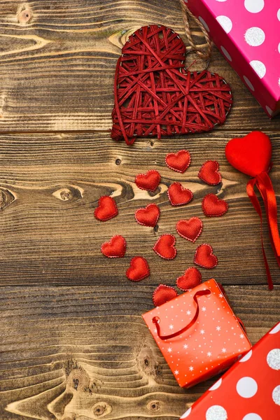 Confezione presente e cuore su legno come decorazione di San Valentino — Foto Stock