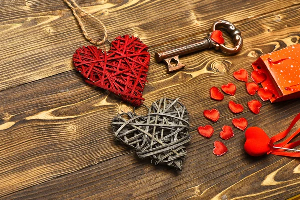 발렌타인 데이 장식으로 나무에 패키지, 심장 및 금속 키 — 스톡 사진