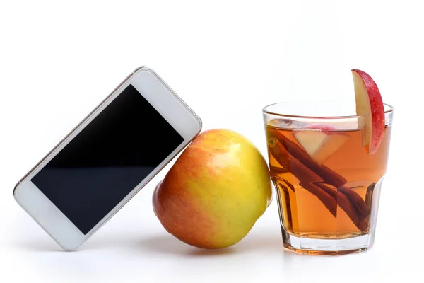 โทรศัพท์มือถือ ชาแอปเปิ้ลกับซินนามอนแยกจากสีขาว — ภาพถ่ายสต็อก