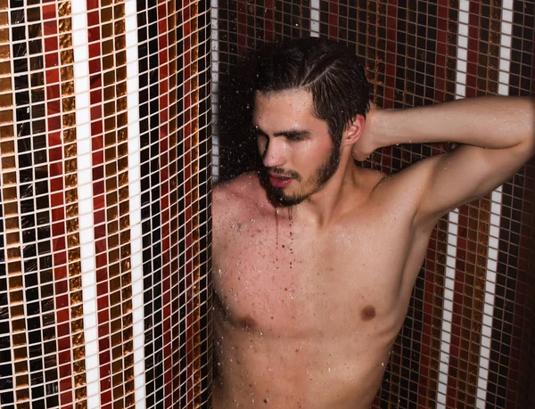 Schöne muskulöse sexy Mann wäscht in Dusche — Stockfoto