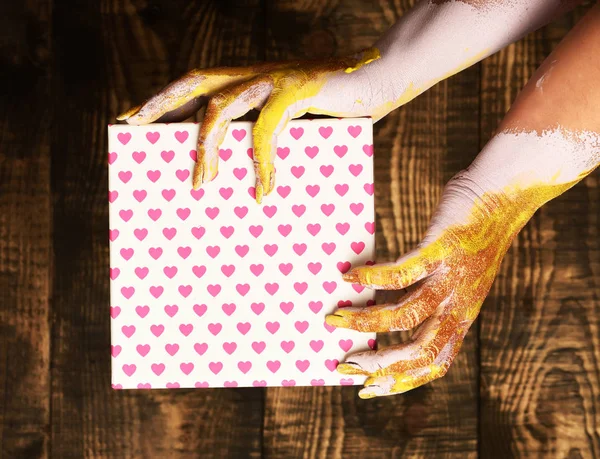 Mãos femininas segurando presente valentine — Fotografia de Stock