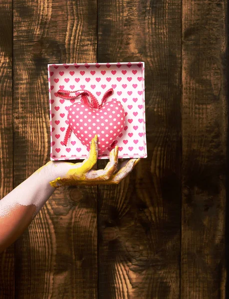 Mano femenina sosteniendo el corazón de San Valentín — Foto de Stock
