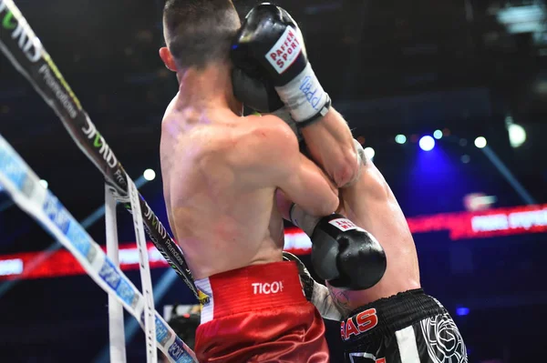 Egy azonosítatlan bokszoló a ringben a rangsorolási pontokért vívott harcban. — Stock Fotó