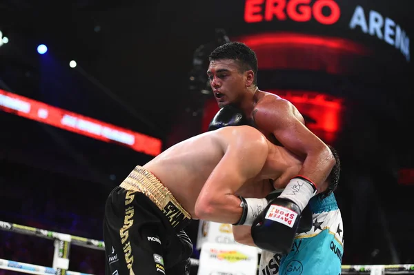 Um boxers não identificados no ringue durante a luta por pontos de classificação — Fotografia de Stock