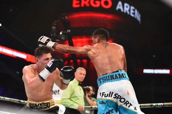 Ein unbekannter Boxer im Ring während des Kampfes um Ranglistenpunkte — Stockfoto