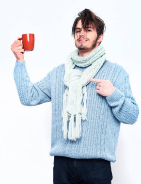 Süveteri ve atkısı olan sakallı yakışıklı bir adam.