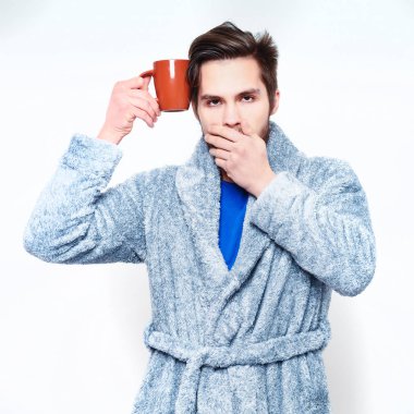 yakışıklı sakallı esneme uykulu adam terry bornoz Kupası ile