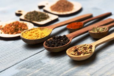 çeşitli aromatik baharat seti