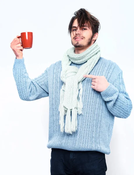 스웨터 와 목도리를 한 컵 을 든 잘생긴 수염의 남자 — 스톡 사진