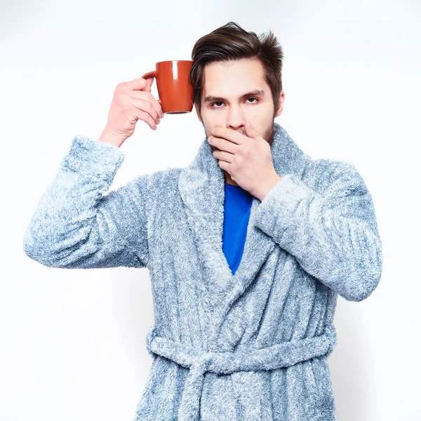 yakışıklı sakallı esneme uykulu adam terry bornoz Kupası ile