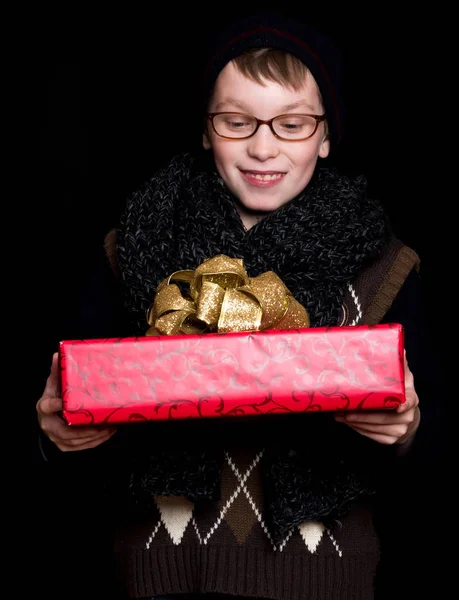 Nerd menino com caixa de presente — Fotografia de Stock