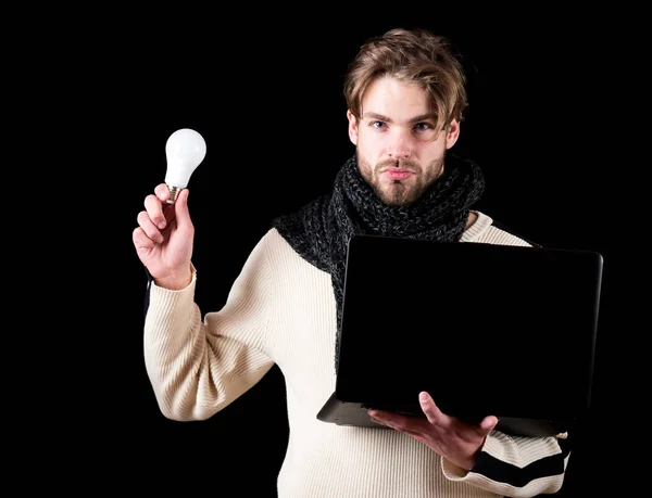 Skäggig kille med laptop och lampa — Stockfoto