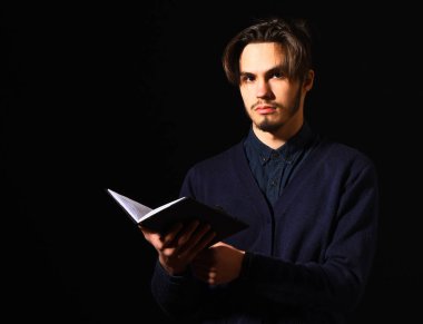 Gerçekten yakışıklı sakallı bir adam.