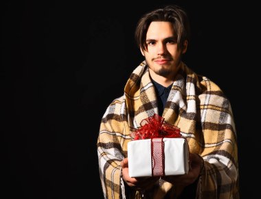 Gülümseyen sakallı adam.