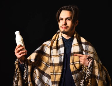 Gülümseyen sakallı adam.