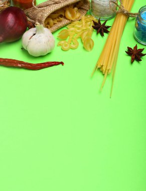 baharat, biber, sarımsak, soğan ve badian ile makarna pişirme