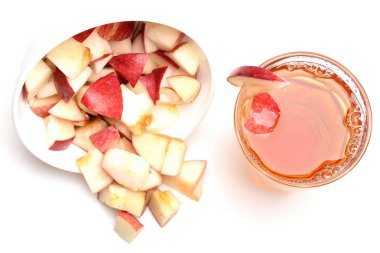 çay veya elma dilim kase üzerinde beyaz izole ile suyu