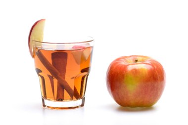 elma çayı veya beyaz izole tarçın ile mulled şarap