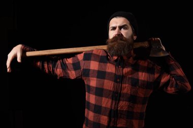 Yakışıklı adam balta tutar