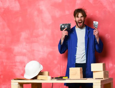 Macun bıçağı tutan adam bağırarak