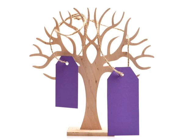 Árvore com etiqueta de compras violeta isolado em branco, espaço de cópia — Fotografia de Stock