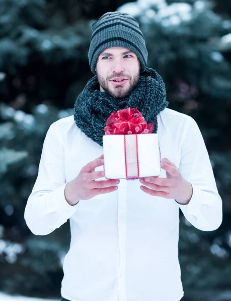 Homem bonito com caixa presente no inverno ao ar livre — Fotografia de Stock